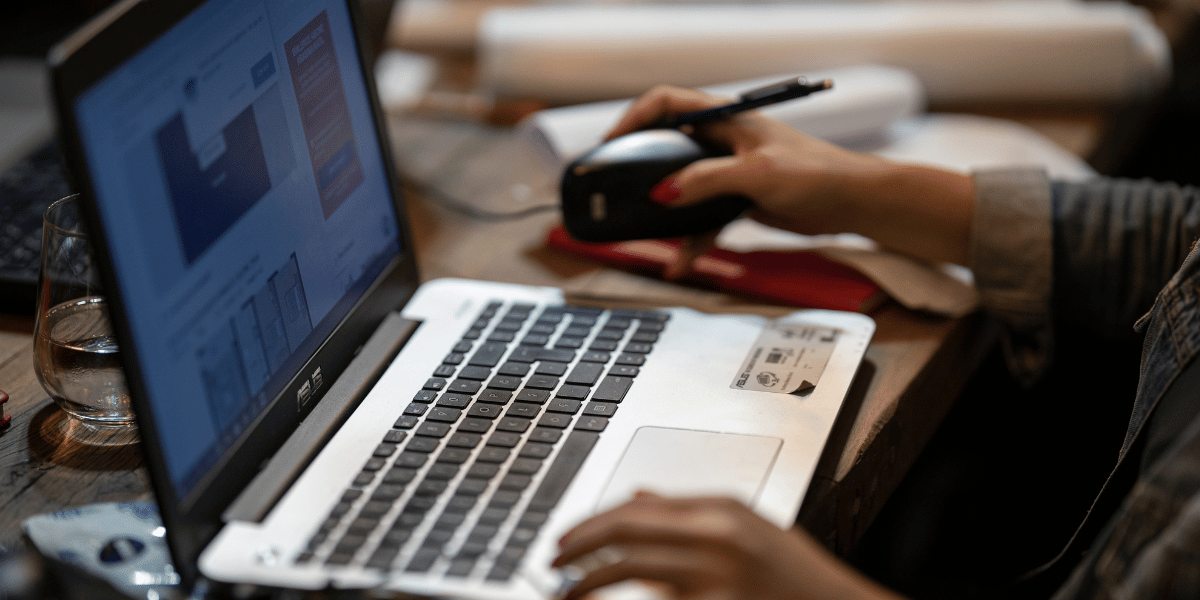 移動拠点 - 外出先でのポータブル電源使用